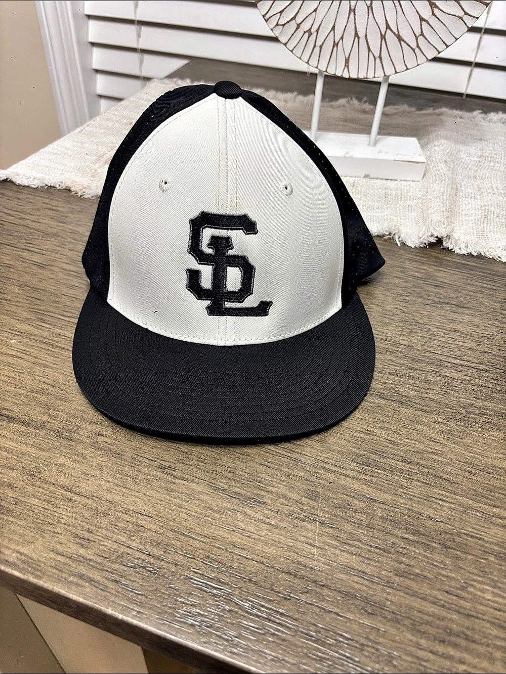 Pacific Headwear Style 4747 Black & White Boys L-XL Like New